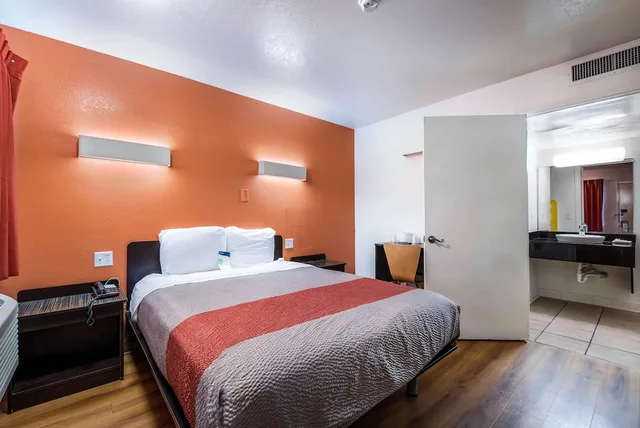 غرفة قياسية بسرير كوين للمدخنين لذوي الإعاقة، Motel6 Bessemer, AL - Birmingham 4/8