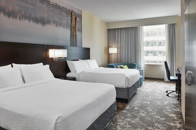 غرفة بسريرين كوين في طابق مرتفع، Courtyard Marriott City Center 1/4