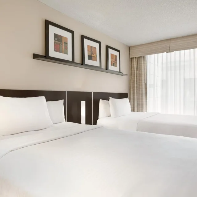 جناح بسريرين مزدوجين مع أريكة لذوي الإعاقة، Embassy Suites By Hilton Montreal 1/5