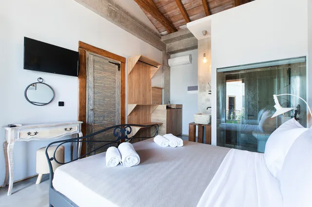 غرفة بسرير مزدوج بإطلالة على المسبح، Casa Afytos - Adults Only 3/7