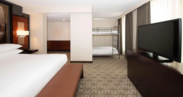 جناح عائلي بسرير كينج وسرير بطابقين بغرفتين، DOUBLETREE BY HILTON HOTEL AND SUITES CHARLESTON AIRPORT 1/2