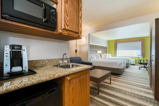 جناح بسريرين كوين، Holiday Inn Express & Suites Rocky Mount/Smith Mtn Lake 1/1