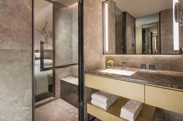 غرفة ديلوكس بسرير كينج، Courtyard By Marriott Shanghai Hongqiao 5/6