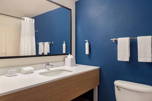 Room, Single, 2 Queen Beds, Accessible، Spark by Hilton Orlando Universal Blvd 2/2