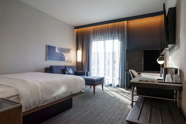 غرفة بسرير كينج مع أريكة، Courtyard by Marriott Madison 1/7