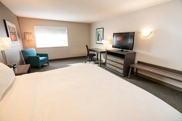 غرفة قياسية بسرير كينج لذوي الإعاقة، Holiday Inn Kearney 2/3