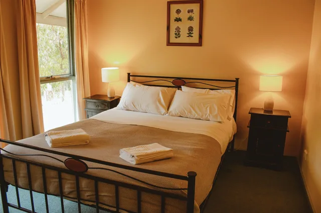 غرفة عائلية بسرير كوين وسريرين منفصلين، Kalimna Woods Cottages 2/5