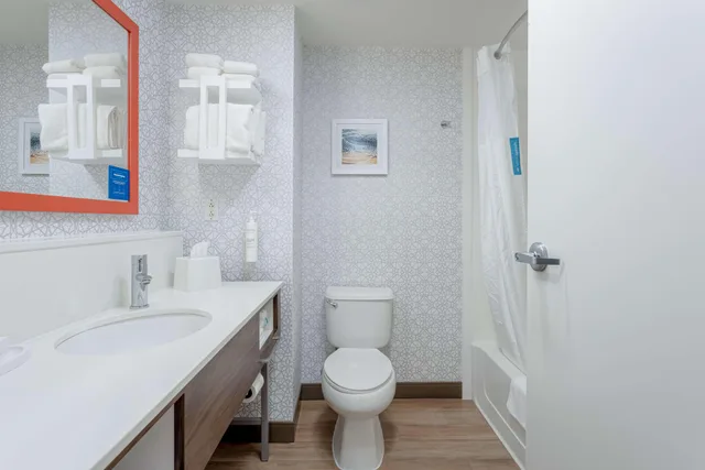 Room, 2 Queen Beds, Side View, Balcony، Hampton Inn Suites Orange Beach Gulf Front 3/3