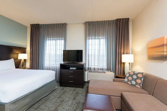 جناح بسرير فردي بغرفة نوم واحدة بمطبخ لذوي الإعاقة، Staybridge Suites Chicago Oakbrook Terrace 2/6