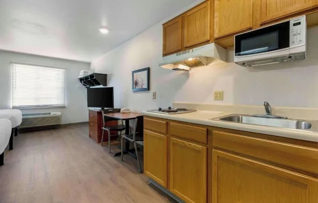 غرفة بسرير كوين بمطبخ، Studio 6 Extended Stay El Paso East TX 10/10