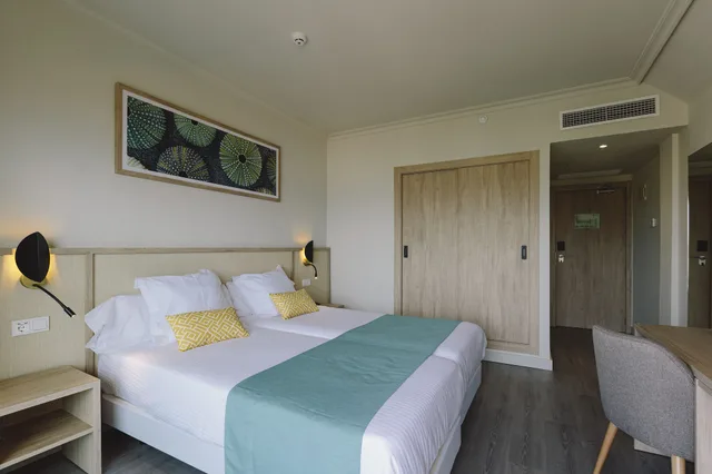 غرفة بسرير مزدوج بشرفة بإطلالة جزئية على البحر، AluaSoul Palma Hotel - Adults only 1/10