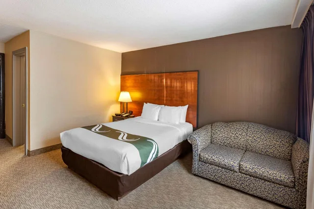 غرفة بسرير كوين مع أريكة، Quality Inn Toronto Airport 3/10