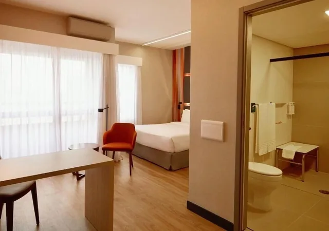 Luxury, Queen Bed, Accessible, Quality Hotel Paulista - Sao Paulo 6/6
