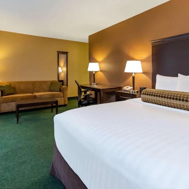 غرفة بسرير كوين مع أريكة، La Quinta Inn Suites By Wyndham Seattle Downtown 1/3