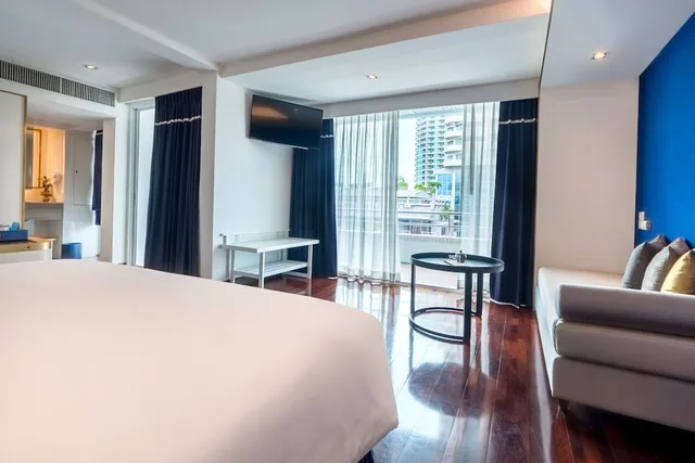 كابينة بسرير مزدوج بإطلالة جزئية على البحر، The Cruise Hotel 3/10