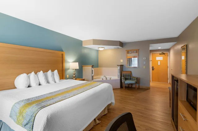 غرفة قياسية بسرير كينج بحوض جاكوزي، Best Western Plus Executive Court Inn & Conference Center 2/4