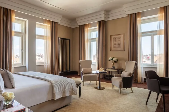 غرفة جونيور عائلية بسريرين منفصلين مع سرير إضافي، Anantara New York Palace Budapest - A Leading Hotel of The World 1/4