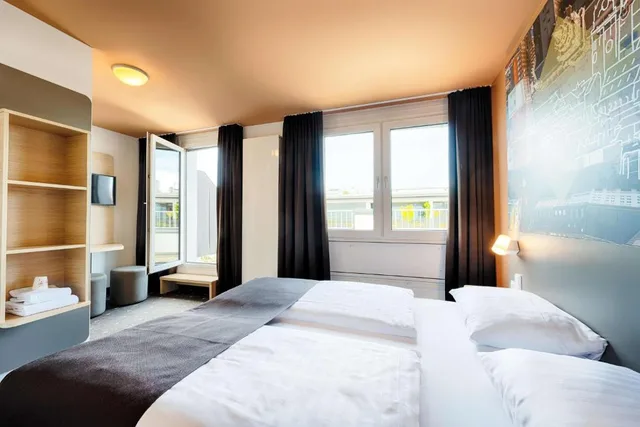 Room, Double Bed, B&B HOTEL Munchen-Hbf 1/4