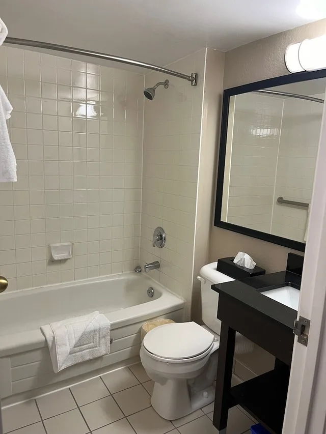 غرفة ديلوكس بسريرين مزدوجين، Travelodge by Wyndham Ottawa East 2/2