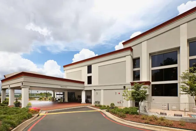 غرفة بسرير كوين لذوي الإعاقة، Wyndham Grand Executive Center Little Rock Airport 1/1