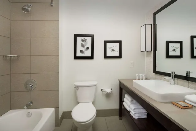 غرفة كبيرة بسريرين كوين، Country Inn & Suites by Radisson Seattle Tacoma International Airport, WA 2/2