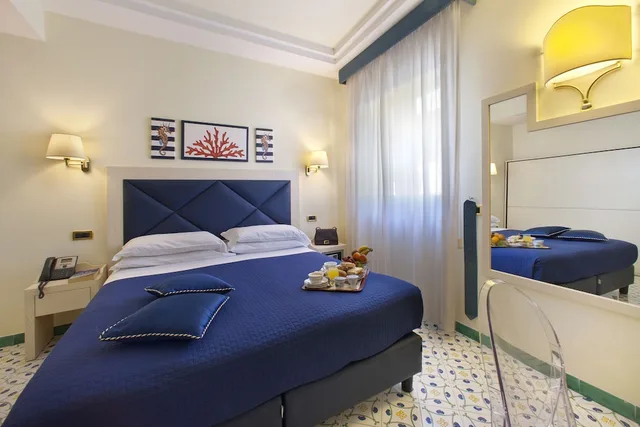 غرفة بريميوم رباعية بسرير مزدوج وسرير بطابقين، Del Mare 1/6