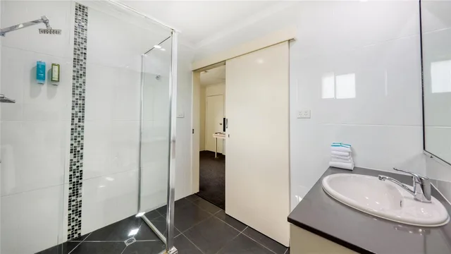 غرفة عائلية بسرير كوين وسريرين منفصلين بمطبخ صغير، Best Western Cattle City Motor Inn 4/4