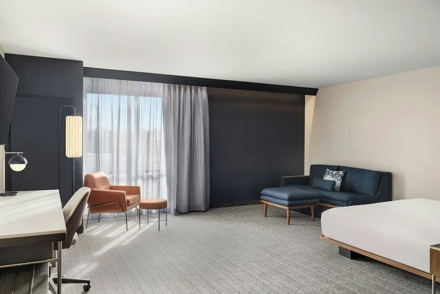 Room, King Bed, Courtyard by Marriott Milwaukee Brookfield at Poplar Creek 1/4