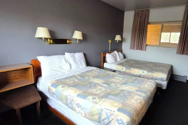 غرفة بسريرين كوين، Capital O Swan Inn Comstock Park 5/7