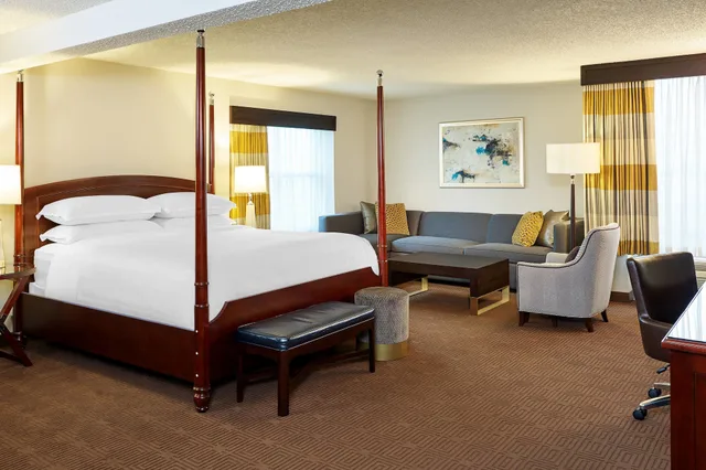 1 Bedroom, Deluxe, Suite, King Bed, Sofa, Sheraton Fort Worth Downtown Hotel 2/7