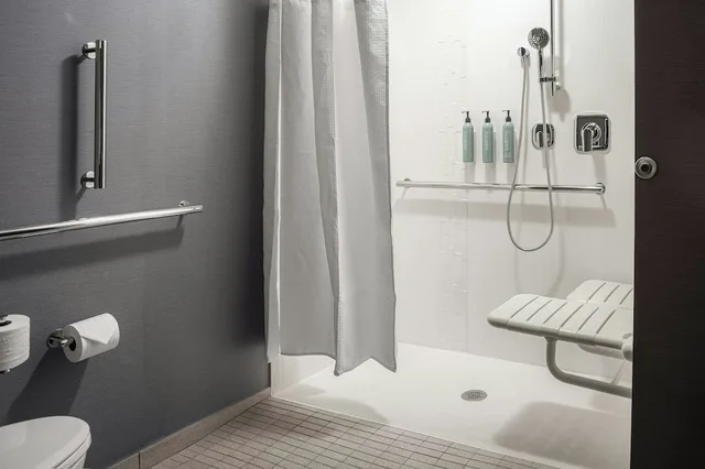 غرفة بسرير كينج مع أريكة، Courtyard by Marriott Cleveland TN 8/8