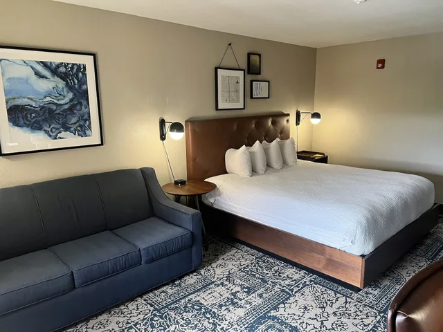 غرفة تقليدية بسرير كينج مع أريكة، Four Points by Sheraton Greensboro Airport 2/6