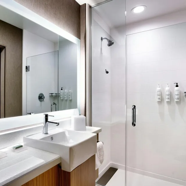 جناح بسرير كينج مع سرير سحّاب إضافي مع أريكة، SpringHill Suites by Marriott Cottonwood 5/7