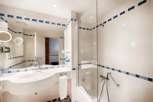 غرفة سوبيريور بسرير مزدوج بإطلالة على البحيرة لذوي الإعاقة، Welcome Hotel Meschede Hennesse 5/5