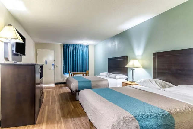 غرفة بريميوم رباعية للمدخنين، Motel6 Kenly, NC 1/4