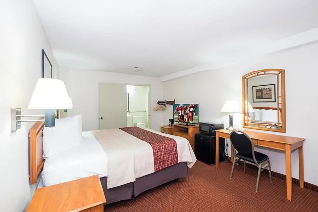 غرفة قياسية بسرير كينج لذوي الإعاقة، Red Roof Inn Columbus Northeast - Westerville 5/6