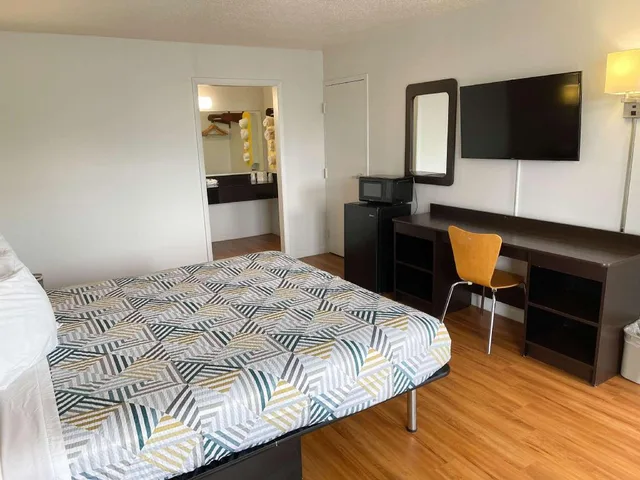 1 King Bed - Suite, Nsmk, Sofa-Bed, Micfridge، Motel6 Troy, OH 2/3