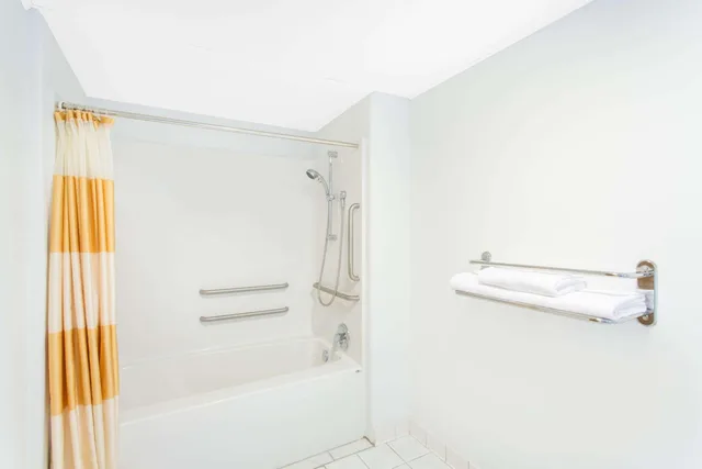 غرفة بسرير كينج لذوي الإعاقة، Days Inn & Suites by Wyndham Bentonville 3/3