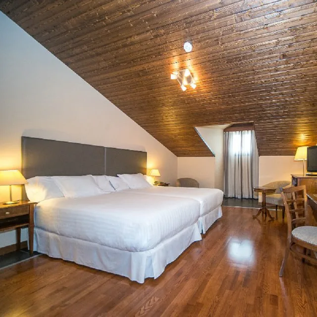 غرفة قياسية بسرير مزدوج أو سريرين منفصلين، Hotel Real Golf Spa Badaguas Jaca 1/2