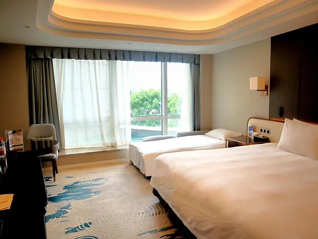 غرفة عائلية بسرير كينج مع أريكة، Oriental Riverside Hotel Shanghai International Convention Center 1/4
