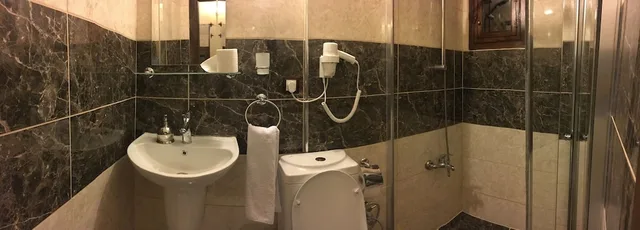 غرفة رباعية بسرير مزدوج وسرير فردي بشرفة مع أريكة، Beybagi Konak Hotel 1/1