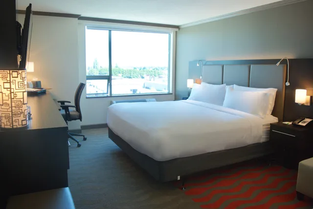 غرفة تنفيذية بسرير كينج، Holiday Inn Vancouver Airport Richmond 2/3
