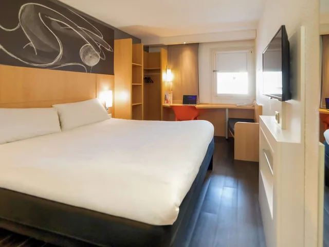 Standard, Double Bed, Ibis Grenoble Centre 1/10