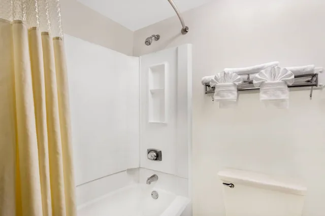 غرفة بسرير كينج لذوي الإعاقة، Days Inn by Wyndham Indianapolis Northeast 2/2
