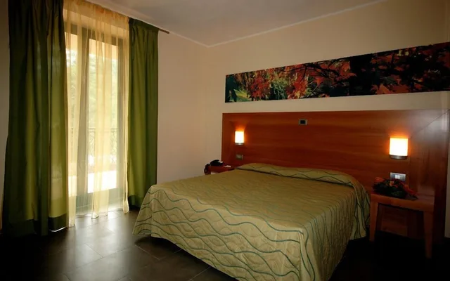 غرفة عائلية بسرير كوين وسريرين منفصلين بشرفة، Hotel Langhe & Monferrato 3/5