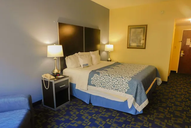 غرفة بسرير كينج، Days Inn & Suites by Wyndham Pocahontas 6/7