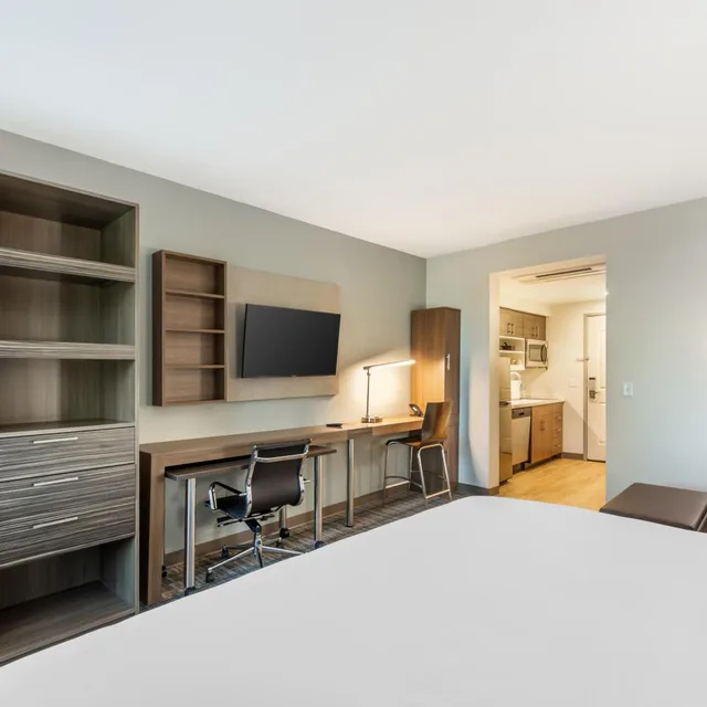 جناح بسرير كينج مع أريكة لذوي الإعاقة، MainStay Suites Fort Myers East I-75 3/6