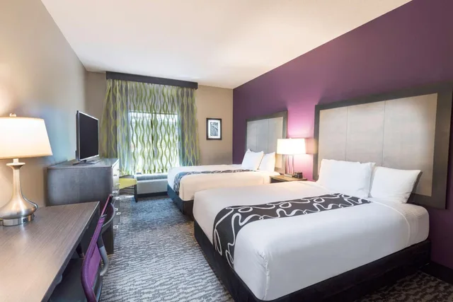 غرفة ديلوكس بسريرين كوين، La Quinta Inn and Suites by Wyndham Kennesaw 6/10