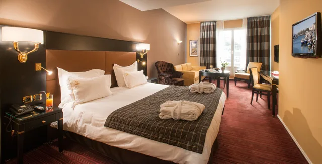 جناح جونيور، Hotel Restaurant La Matelote 4/6