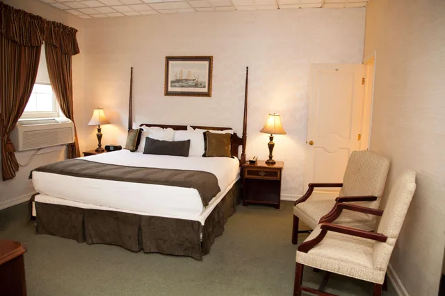 Adjoining, Suite, King and Double Bed، Genetti Hotel SureStay Collection By Best Western 1/8